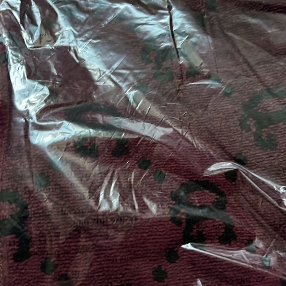 New $60 MRPs QUIET GOLF QG LINK TOWEL in Burgundy - Picture 4 of 14